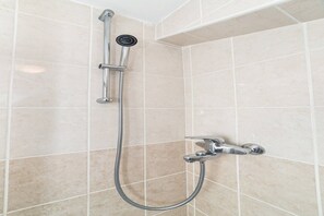 Douche, sèche-cheveux