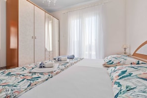 2 bedrooms, iron/ironing board, internet