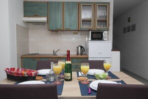 Kühlschrank, Mikrowelle, Herdplatte, Wasserkocher mit Kaffee-/Teezubehör