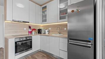 Coffee/tea maker, fridge, microwave, oven