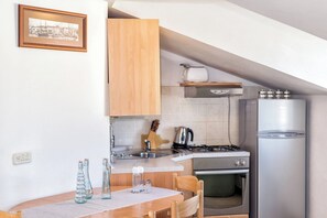 Kylskåp, mikrovågsugn, ugn och spishäll