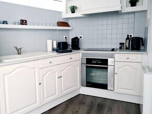 Kylskåp, mikrovågsugn, ugn och spishäll