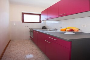 Fridge, oven, stovetop, coffee/tea maker - Scenic holiday apartment in Primošten (Primošten)