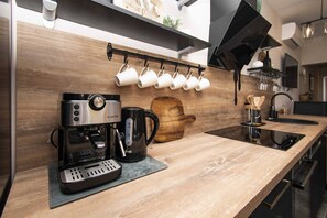 冷蔵庫、電子レンジ、オーブン、コンロ