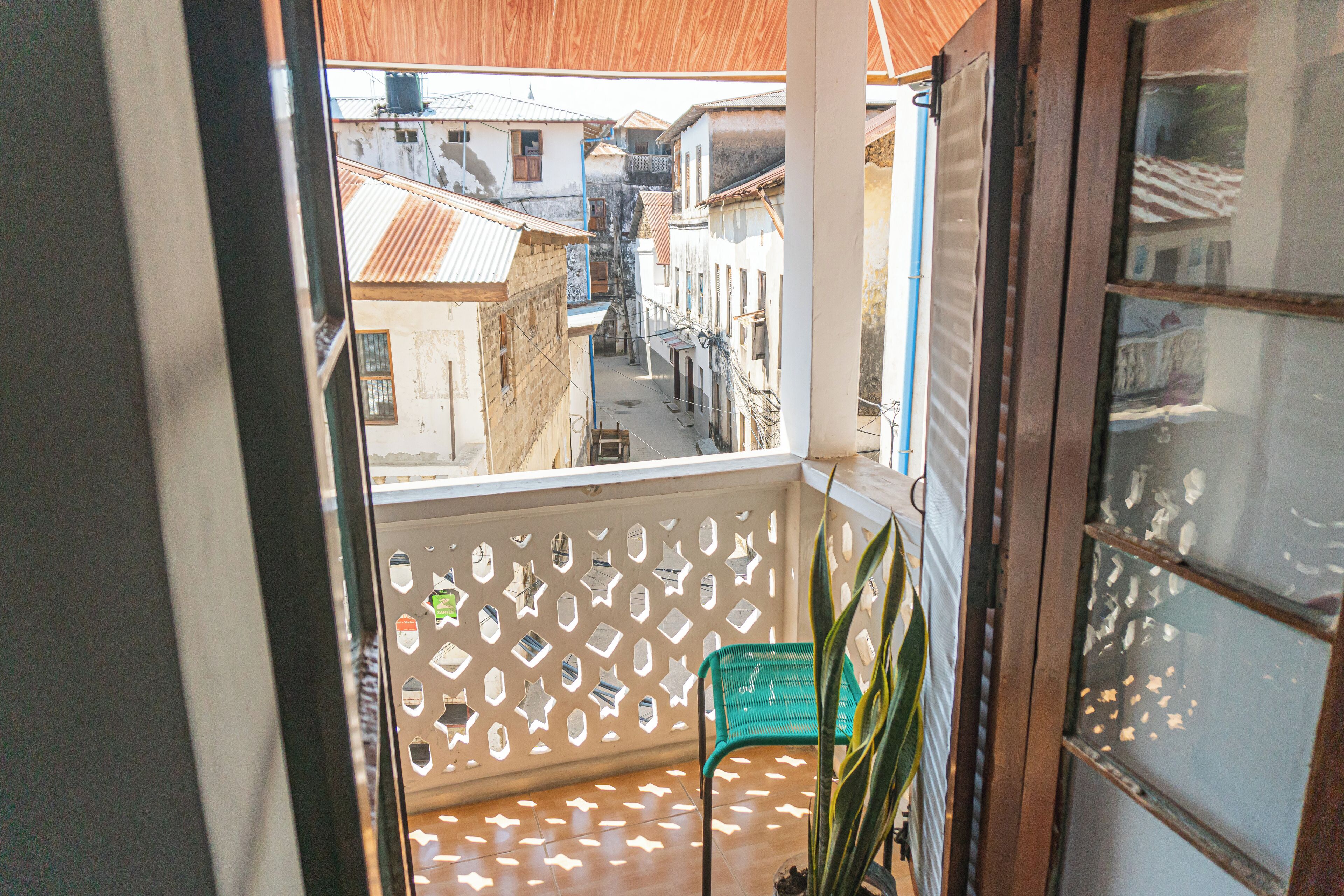 Espacio para trabajar con laptop y wifi gratis 