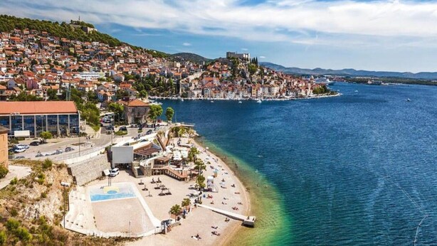 A coastal town with a beach, a marina, and a historic hilltop castle. - 2 persons apartment with garden (Šibenik-Brodarica)