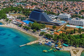 Una spiaggia nelle vicinanze