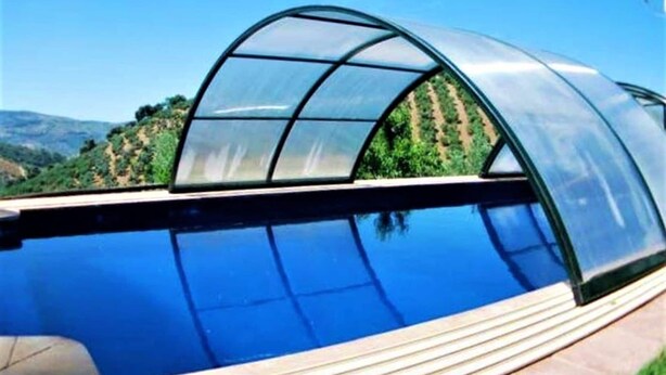 Ein Schwimmbecken mit Glasveranda.