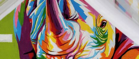 Un murale colorato con motivi e forme astratte.