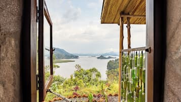 Biệt thự Superior, quang cảnh hồ | Phòng tắm | Buồng tắm vòi sen, đồ dùng nhà tắm miễn phí, khăn tắm, xà phòng