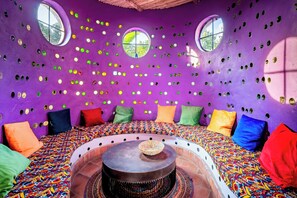 Lobby sitting area - Chameleon Hill Forest Lodge (Rubuguri)