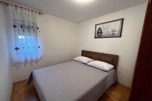 1 bedroom, free WiFi - One-bedroom apartment with sea view (Rogoznica)