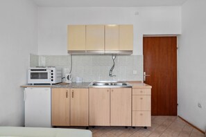 Refrigerador, horno, parrilla de estufa y utensilios de cocina 