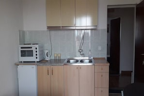 Fridge, oven, stovetop, cookware/dishes/utensils