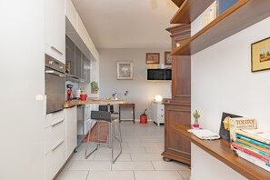 Frigorífic, microones, forn i placa de cuina