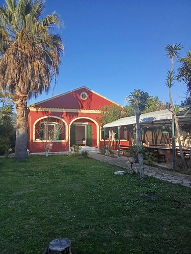 Charming 3-bedroom villa with AC, WiFi in welcoming Linia