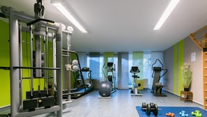 A gym with various exercise equipment, including treadmills, elliptical machines, and free weights. - Appartement im Panoramic Hotel Bad Lauterberg (Bad Lauterberg)