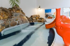 Una piscina techada, una piscina al aire libre
