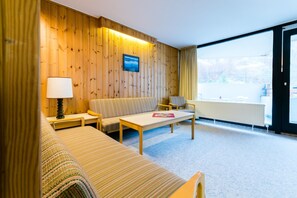 Apartamento clássico, 2 quartos | Sala de estar