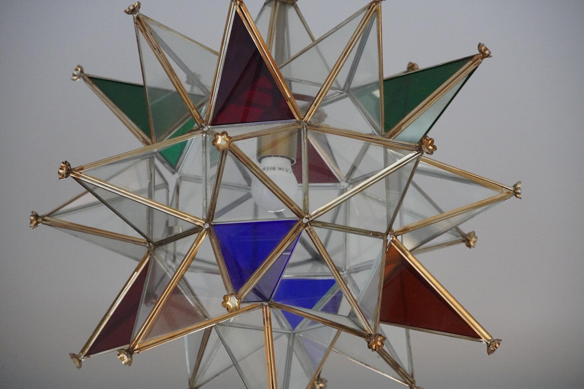 Eine geometrische Glasstruktur mit einem zentralen, reflektierenden Element.