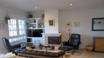 Een televisie en een open haard