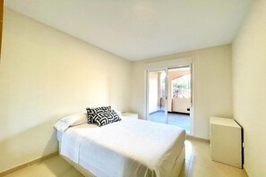 2 chambres, fer et planche à repasser