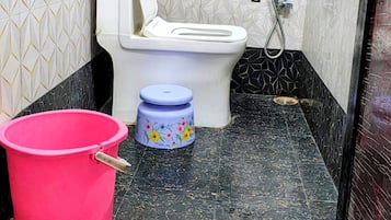 Shower, perlengkapan mandi gratis, sandal, dan handuk