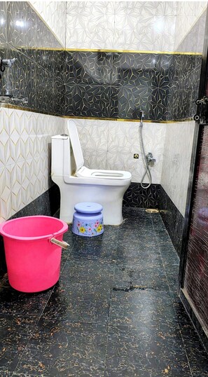 Ducha, artículos de higiene personal gratuitos, zapatillas y toallas