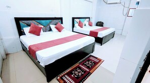 Meja kerja, ruang kerja ramah laptop, kedap suara, dan Wi-Fi gratis