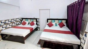 Kamar Quadruple Deluks, pemandangan kota | Meja kerja, ruang kerja ramah laptop, kedap suara, dan Wi-Fi gratis