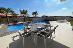 Outdoor dining - Modern Villa Near Guardamar (Ciudad Quesada)