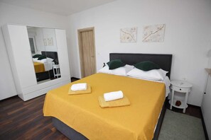 5 chambres, fer et planche à repasser, Wi-Fi, draps fournis