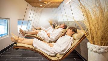 Een sauna, een stoombad, massagebehandelingen