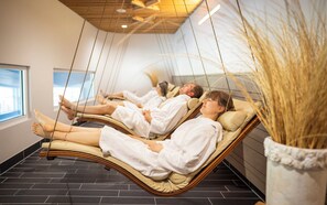 三溫暖烤箱、蒸氣室、按摩服務