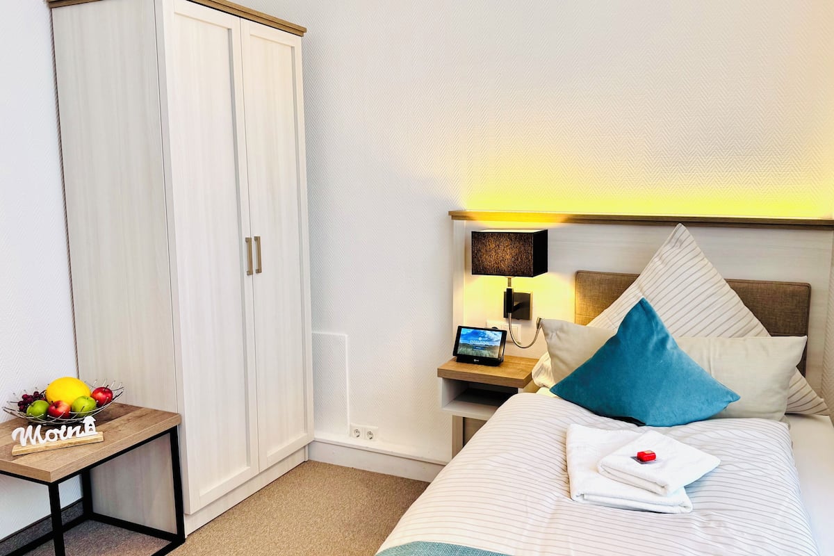 Chambre Simple Confort | 1 chambre, coffres-forts dans les chambres, bureau