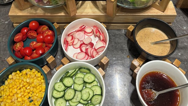 A buffet with various food items including fruit, salads, and vegetables. - Linfen Wanda Yuehua Hotel (Linfen)