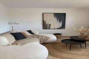 Smart TV - Benidorm Skyline Pool Retreat (Alicante)