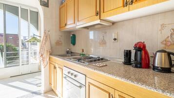 Frigorífico, microondas, horno y placa de cocina