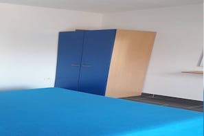 1 chambre, fer et planche à repasser, accès Internet