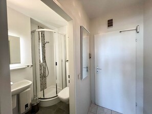 Douche, sèche-cheveux, serviettes fournies