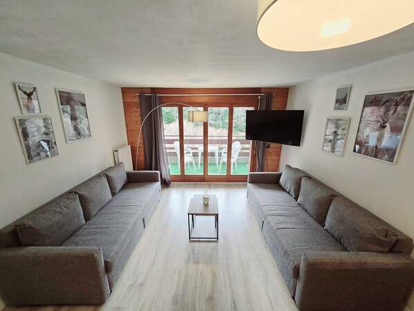 Smart TV, table tennis