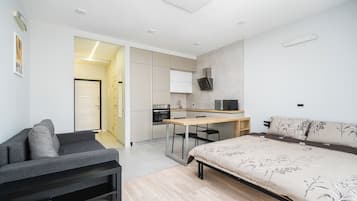 Departamento Confort, vista a la ciudad | Área de sala de estar | Televisión LCD de 38 pulgadas con canales por cable