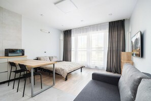 Comfort appartement, uitzicht op de stad | 1 slaapkamer, geluiddichte muren, gratis wifi