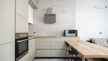 Apartamento Confort, vistas a la ciudad | Servicio de comidas en la habitación