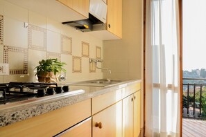 Réfrigérateur, micro-ondes, plaque de cuisson, lave-vaisselle