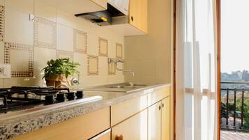 Réfrigérateur, micro-ondes, plaque de cuisson, lave-vaisselle