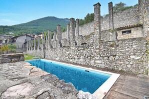 Una piscina al aire libre de temporada