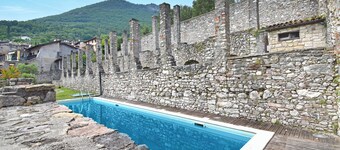 Magnolia House With Shared Pool