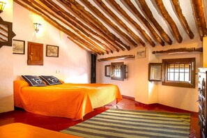 2 bedrooms, iron/ironing board, free WiFi