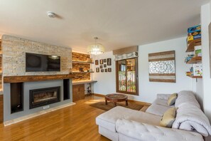 TV connectée, cheminée, lecteur de DVD